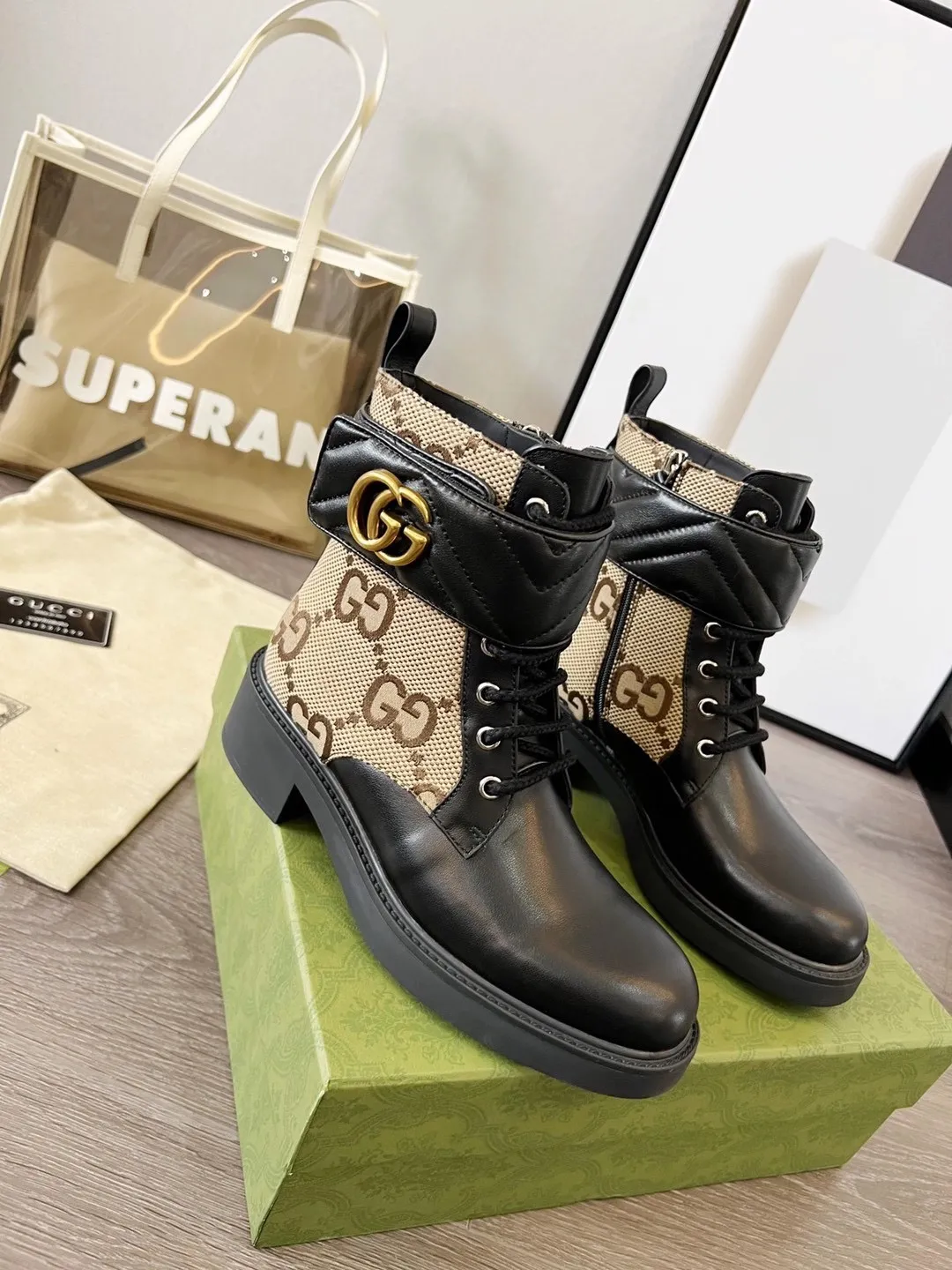 👟👟Ex-factory price 560👟👟 Autumn and winter GUCCI double G ankle boots original model opening✅ Full oil edges and metal chain details, a pull strap at the back for easy putting on and taking off, elastic design on both sides, full of high-end sense [strong] Fabric: cowhide🐂 Inner/foot pads: high-end cowhide🐂 Little Bee GUCCI TPU outsole Heel height 4cm Color: black Code number: 35-41 (41 needs to be customized) Packaging: Comes with card and cloth bag.